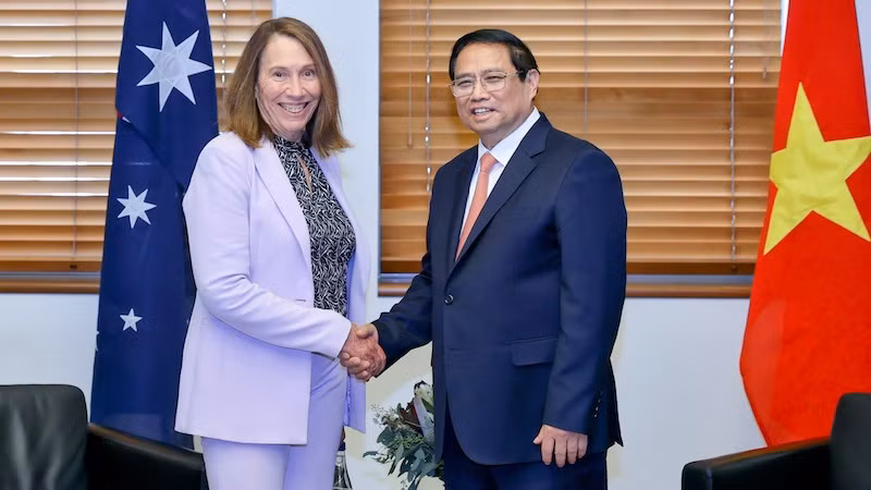 Премьер-министр Фам Минь Тьинь и Председатель Сената Австралии Сью Лайнс. Фото: VGP