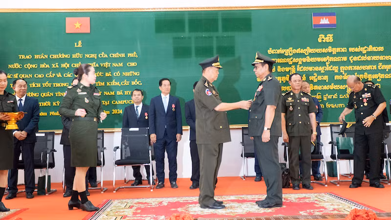 Организационный комитет вручил 470 орденов дружбы вьетнамского Государства офицерам Вооруженных сил, губернаторам провинций, мэрам, сотрудникам полиции Камбоджи. Фото: Нгуен Хиеп