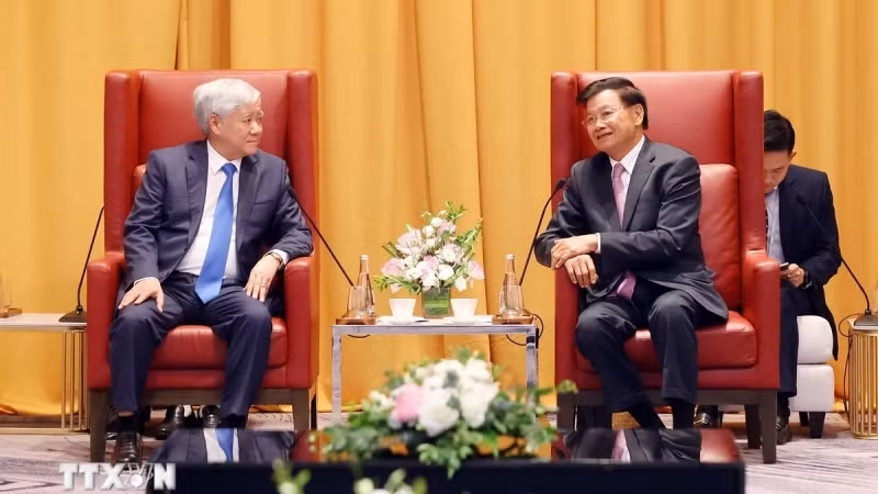 Генеральный секретарь ЦК НРПЛ, Президент Лаоса Тхонглун Сисулит и Секретарь ЦК КПВ, Председатель ЦК ОФВ До Ван Тьиен. Фото: ВИА