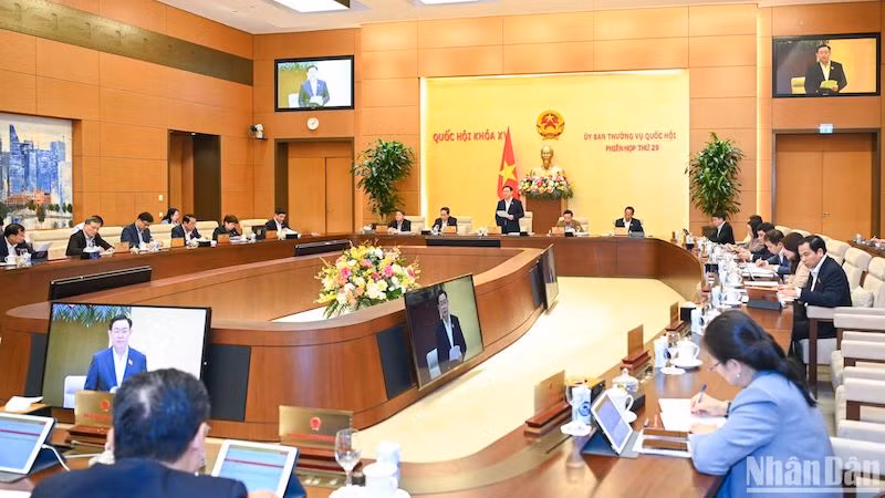 Председатель НС Выонг Динь Хюэ выступает на заседании. 