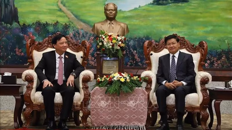 Президент Лаоса Тхонглун Сисулит принимает Зампредседателя НС Нгуен Кхак Диня. Фото: ВИА