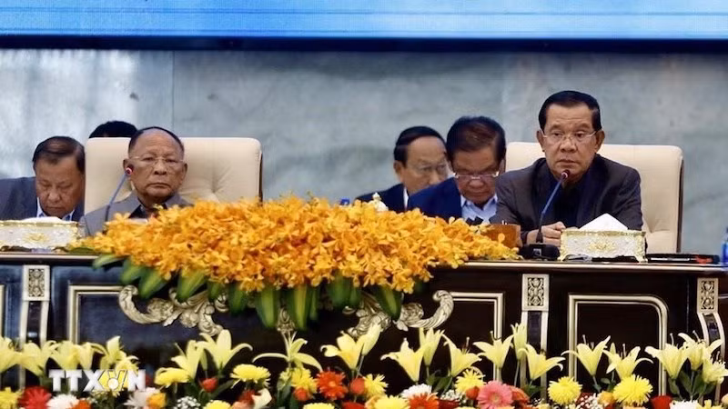 Председатель ЦК НПК Хун Сен и Почетный председатель НПК Хенг Самрин. Фото: AKP/ВИА