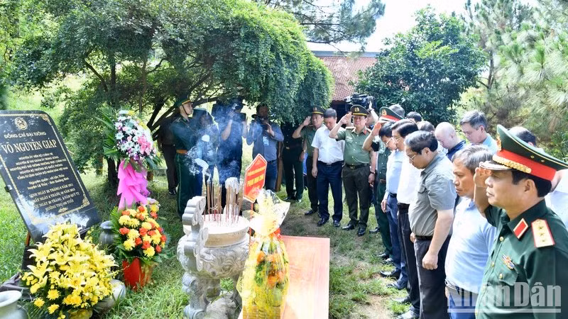 Делегация посещает место упокоения генерала армии Во Нгуен Зяпа.