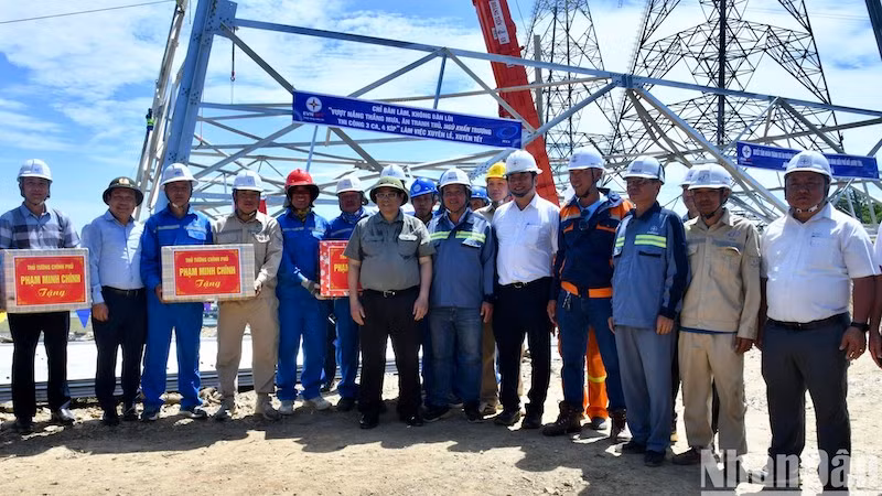 Премьер-министр Фам Минь Тьинь вручает подарки инженерам и рабочим, участвующим в строительстве линии электропередачи 500 кВ Куангчать-Кюиньлыу.