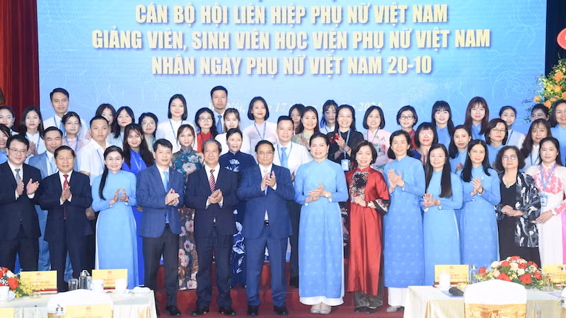 Премьер-министр Фам Минь Тьинь и кадровые работники, преподаватели, студенты Вьетнамской женской академии. Фото: Чан Хай