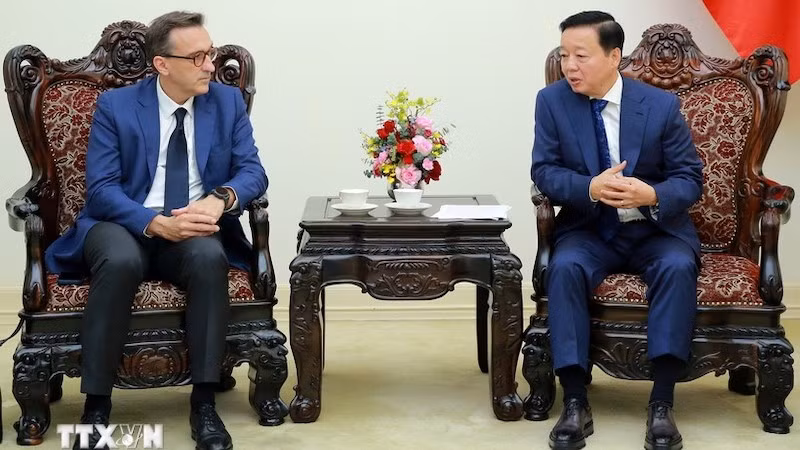 Вице-премьер Чан Хонг Ха и Зампредседателя французской корпорации CMA- CGM Матье Фридберг. Фото: ВИА