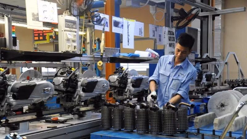 Линия по производству и сборке мотоциклов на заводе компании Piaggio Вьетнам (промышленный парк Биньсуен, провинция Виньфук). Фото: Чан Хай