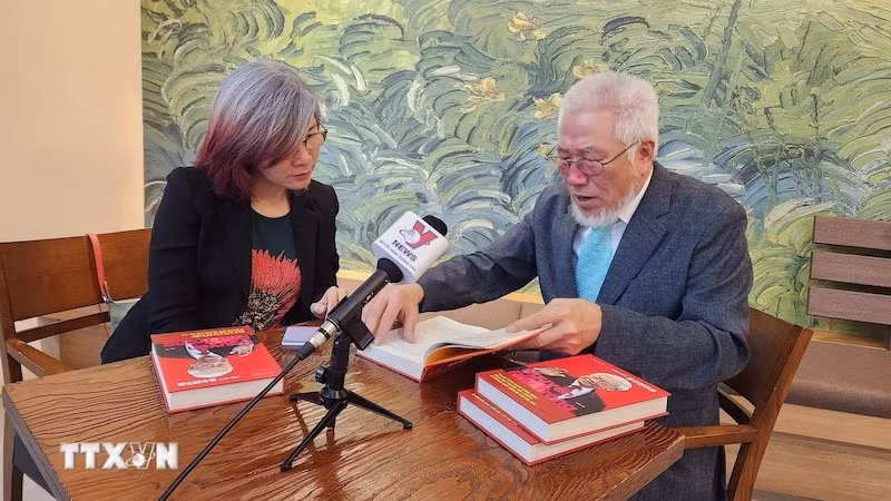 Автор Чо Чхоль Хён рассказывает о своей книге. Фото: ВИА