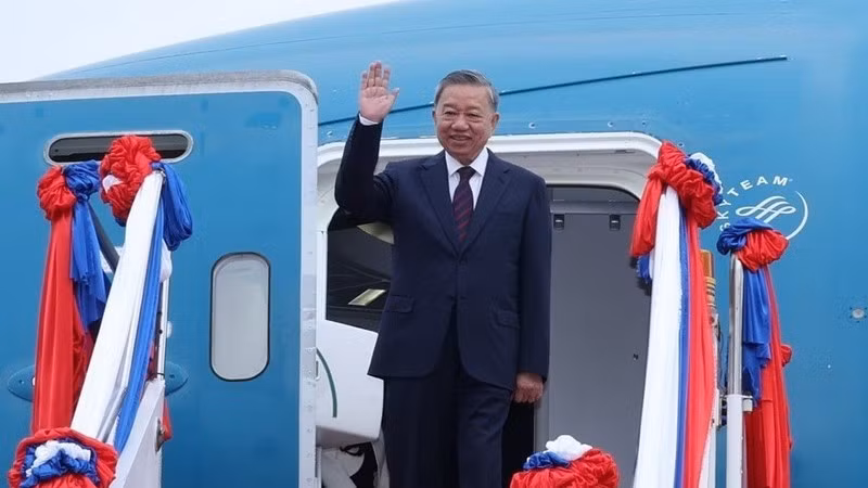 Президент То Лам в международном аэропорту Ваттай. Фото: ВИА