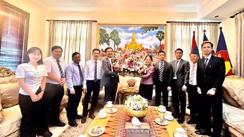 Делегация Посольства Вьетнама в Малайзии поздравляет сотрудников Посольства Лаоса с праздником Бунпимай. Фото: ВИА