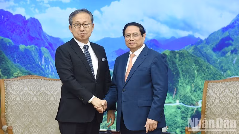 Премьер-министр Фам Минь Тьинь и Посол Японии во Вьетнаме Ямада Такио. Фото: Чан Хай