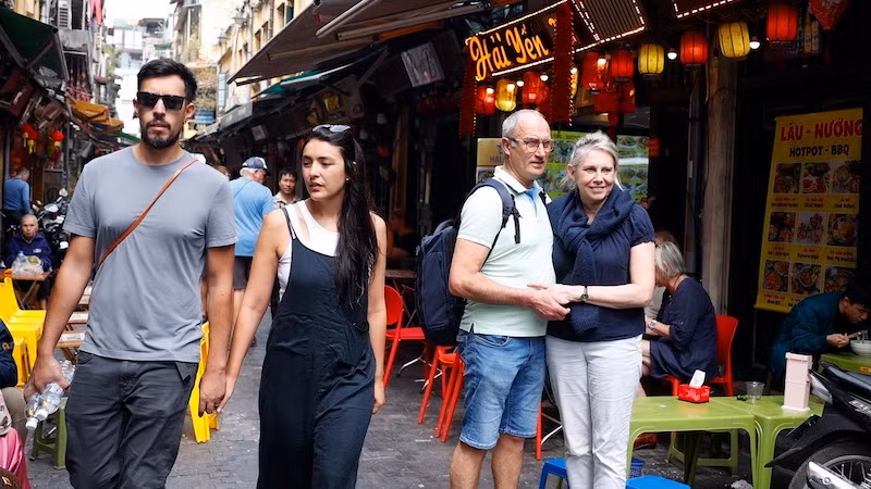Иностранные туристы посещают старый квартал Ханоя. Фото: ВИА