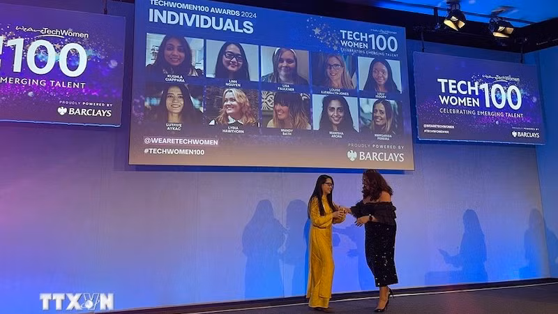 Кандидат наук Ванесса Валлели вручает награду кандидату наук Нгуен Тхюи Ба Линь. Фото: ВИА