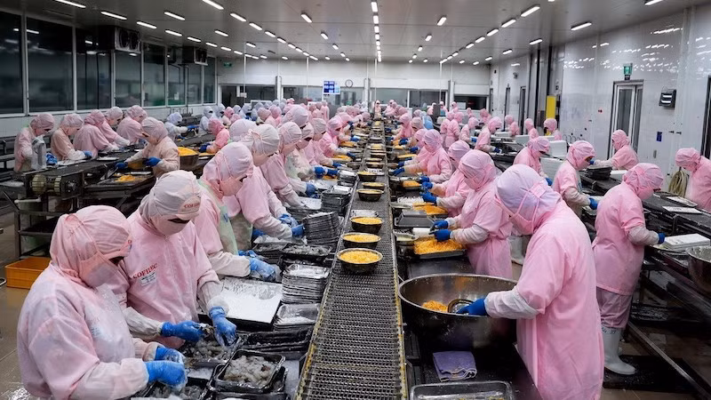 Переработка креветок в компании экономического развития Зуенхай - COFIDEC в г. Хошимине. Фото: ВИА