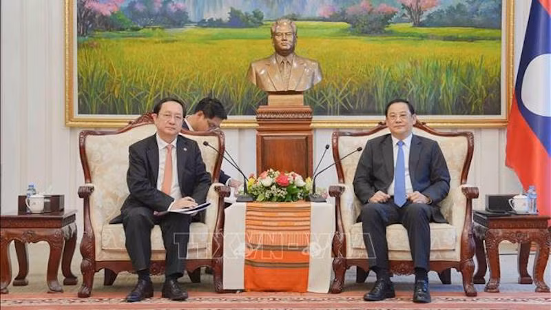 Министр науки и технологий Хюинь Тхань Дат и Премьер-министр Лаоса Сонексай Сипхандон. Фото: ВИА