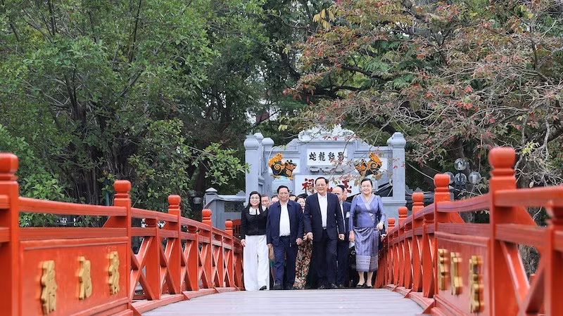 Премьер-министр Фам Минь Тьинь с супругой и Премьер-министр Сонесай Сипхандон с супругой посещают храм Нгокшон. Фото: ВИА