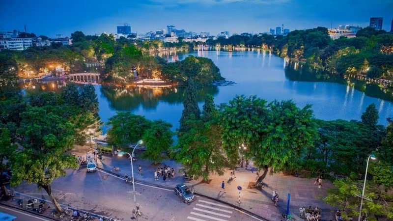 Озеро Возвращенного меча в самом центре Ханоя. Фото: ВИА