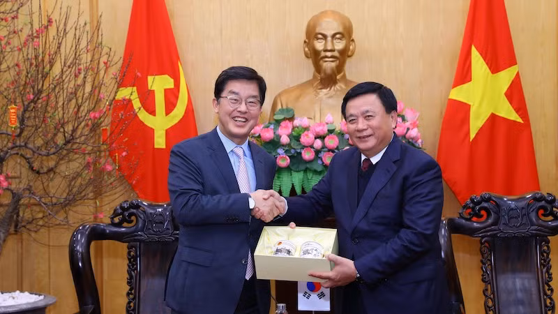 Директор Национальной политической академии им. Хо Ши Мина Нгуен Суан Тханг и директор Дипломатической академии Республики Корея Пак Чхоль Хи. Фото: ВИА