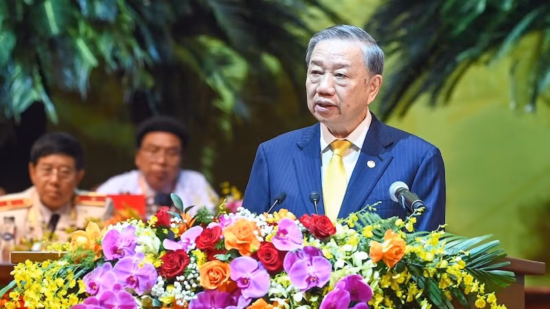 Генеральный секретарь ЦК КПВ, Президент То Лам выступает на открытии конферецнии.