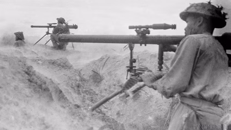 Наши пушки поддерживают проникновение штурмовых подразделений вглубь аэродрома Мыонгтхань. Фото: ВИА