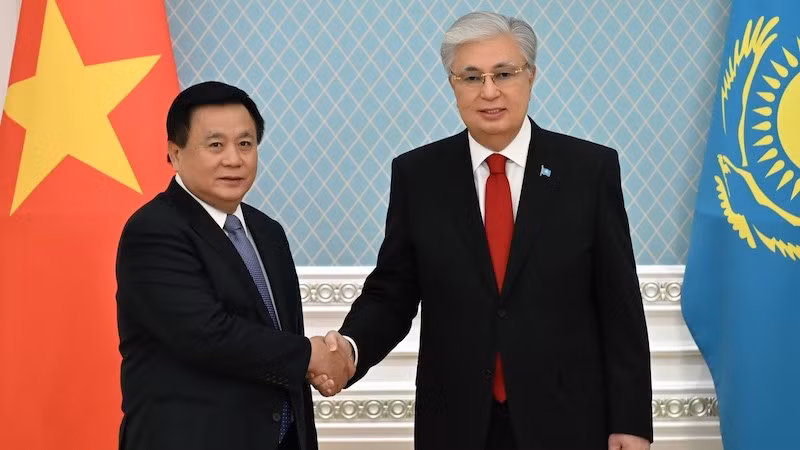 Председатель Центрального теоретического совета Нгуен Суан Тханг и Президент Казахстана Касым-Жомарт Токаев. Фото: ВИА
