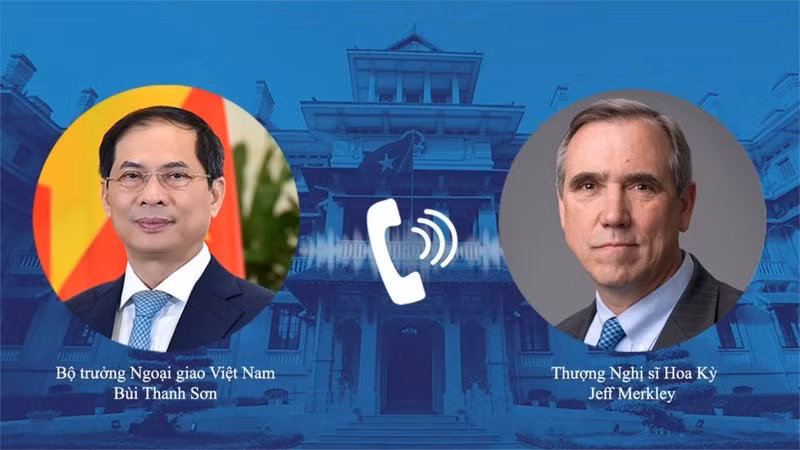 Министр иностранных дел Буй Тхань Шон и сенатор Джефф Меркли.