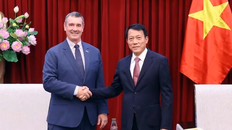 Замминистра общественной безопасности генерал-полковник Лыонг Там Куанг и директор Администрации транспортной безопасности при Министерстве внутренней безопасности США Дэвид Пекоске. Фото: ВИА