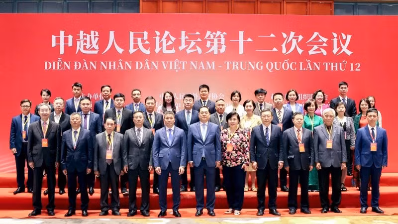 Участники 12-го Вьетнамско-китайского народного форума. 