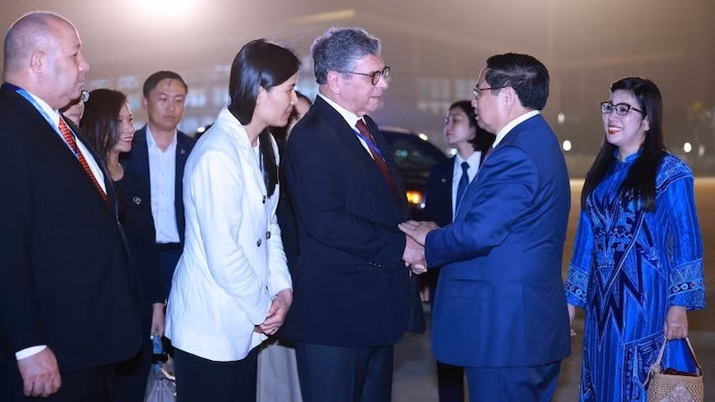 Церемония проводов Премьер-министра Фам Минь Тьиня, который отправился в Бразилию для участия в саммите G20. Фото: ВИА