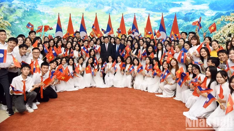 Премьер-министр Фам Минь Тьинь, Генеральный секретарь ЦК НРПЛ, Президент Лаоса Тхонглун Сисулит и вьетнамские молодые люди. Фото: Тхань Жанг