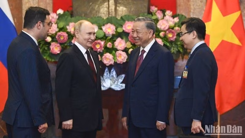 Президент Вьетнама То Лам и Президент России Владимир Путин беседуют перед переговорами. 