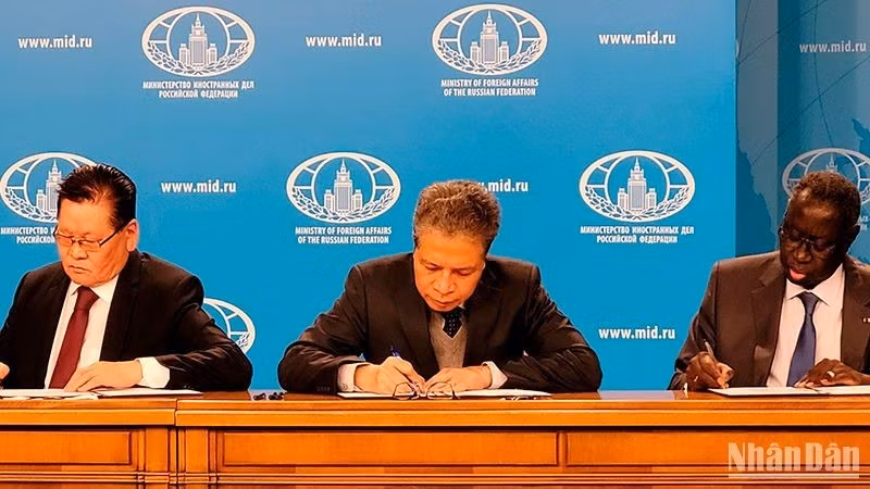 Посол Вьетнама в России Данг Минь Кхой оставляет запись в книге соболезнований в МИД России. Фото: Суан Хынг