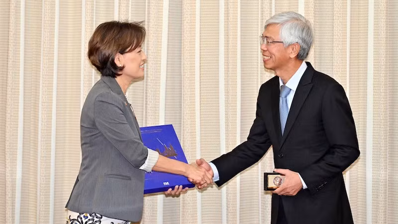 Зампредседателя Народного комитета г. Хошимина Во Ван Хоан и Председатель подкомитета Палаты представителей США по иностранным делам в Индо-Тихоокеанском регионе Ён Ким. Фото: ВИА