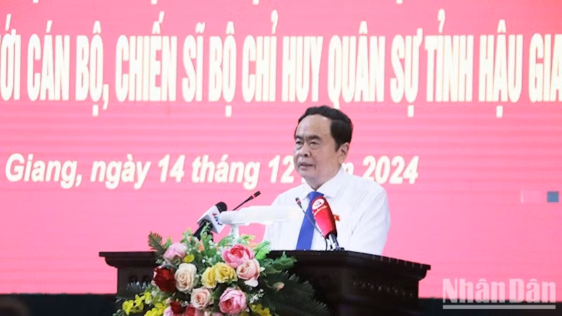 Председатель НС Чан Тхань Ман выступает на встрече с кадровыами работниками и военнослужащими Военного командования провинции Хаужанг.