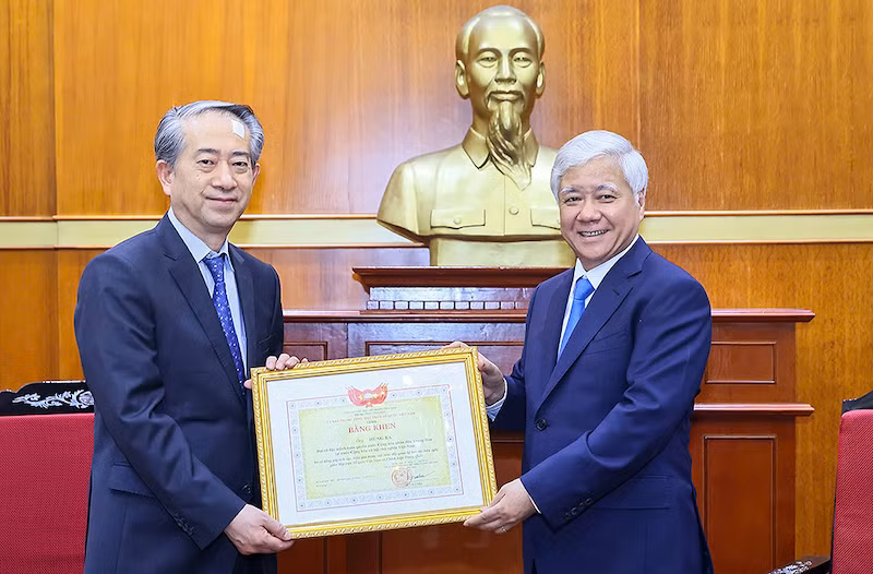 Товарищ До Ван Тьиен вручает почетную грамоту Послу Китая Сюн Бо