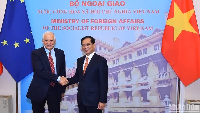 Министр иностранных дел Буй Тхань Шон и Зампредседателя ЕК, Верховный представитель ЕС по иностранным делам и политике безопасности Жозеп Боррель. Фото: Тхюи Нгуен