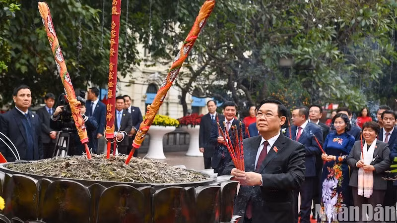 Председатель НС Выонг Динь Хюэ зажигает благовония у памятника королю Ли Тхай То. Фото: Зюи Линь