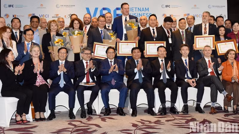 Премьер-министр Фам Минь Тьинь и участники Вьетнамского бизнес-форума. Фото: Чан Хай