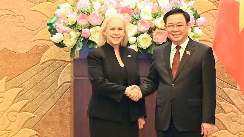 Председатель НС Выонг Динь Хюэ и сенатор Кристен Джиллибранд. Фото: Зюи Линь