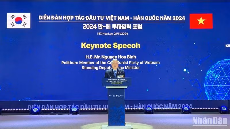 Постоянный вице-премьер Нгуен Хоа Бинь выступает на форуме. 