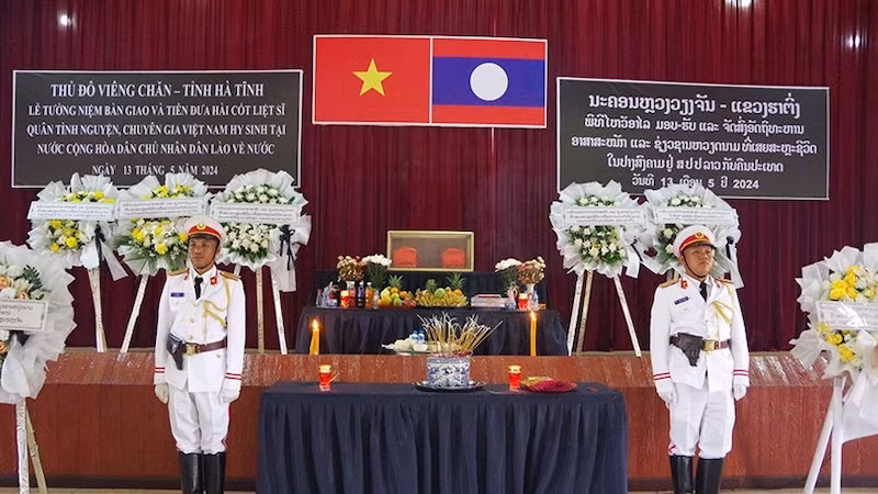 Церемония передачи останков вьетнамских бойцов. Фото: baohatinh.vn