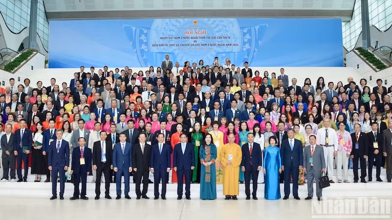 Премьер-министр Фам Минь Тьинь, руководители Партии, Государсва и представители сообщества вьетнамцев за рубежом. Фото: Чан Хай