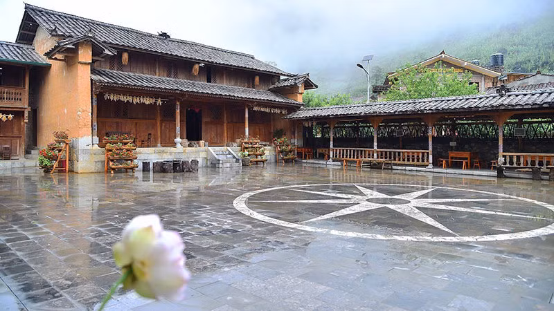 Традиционный дом в деревня культуры и общественного туризма народности Хмонг в уезде Меовак провинции Хажанг. Фото: Ми Ха