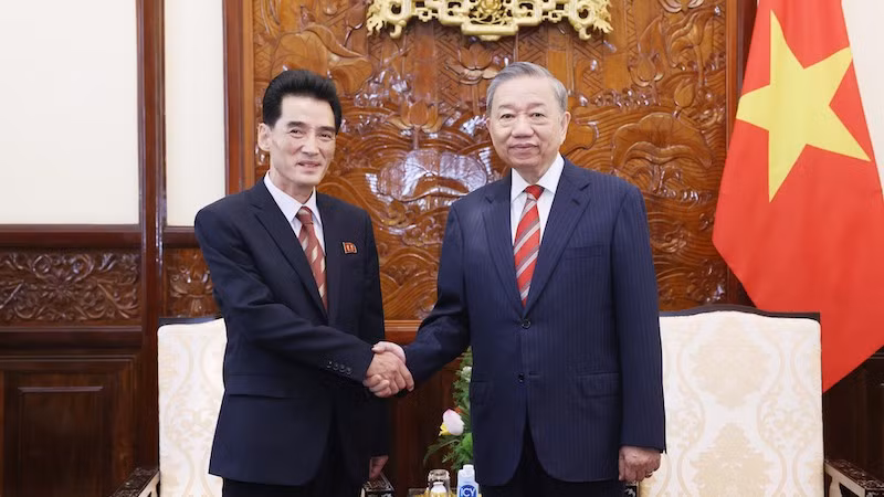 Генеральный секретарь ЦК КПВ, Президент То Лам и Посол Северной Кореи Ли Сын Гук. Фото: ВИА