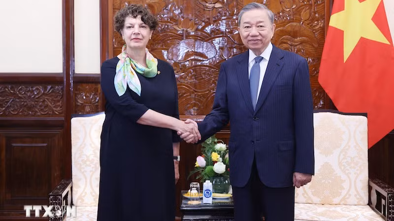 Генеральный секретарь ЦК КПВ, Президент То Лам и Посол Германии Хельга Маргарет Барт. Фото: ВИА