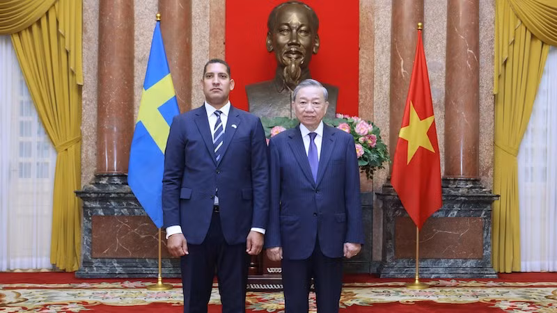 Генеральный секретарь ЦК КПВ, Президент То Лам и Посол Швеции Йохан Ндиси. Фото: ВИА