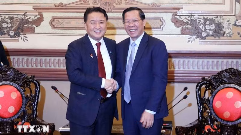 Председатель Народного комитета г. Хошимина Фан Ван Май и губернатор провинции Чхунчхон-Пукто Ким Ен Хван. Фото: ВИА