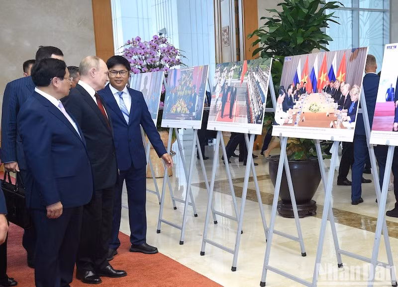Премьер-министр Фам Минь Тьинь и Президент Владимир Путин посещают фотовыставку, посвященную сотрудничеству между Вьетнамом и Россией.