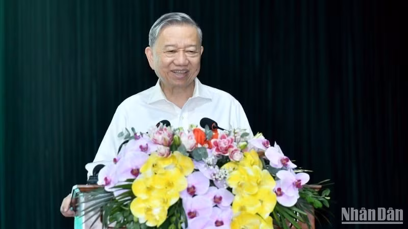 Генеральный секретарь ЦК КПВ То Лам выступает на встрече с избирателями. Фото: Данг Кхоа