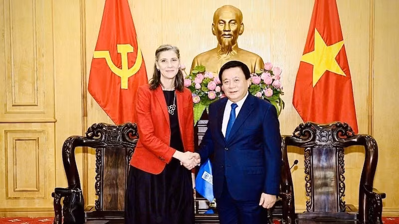 Директор Национальной политической академии им. Хо Ши Мина, Председатель Центрального теоретического совета Нгуен Суан Тханг и глава постоянного представительства ПРООН во Вьетнаме Рамла Халиди. Фото: ВИА